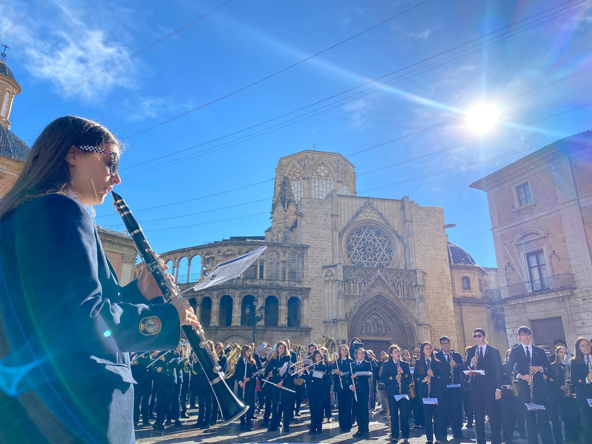 La música de banda resuena en la plaza de la Virgen de València