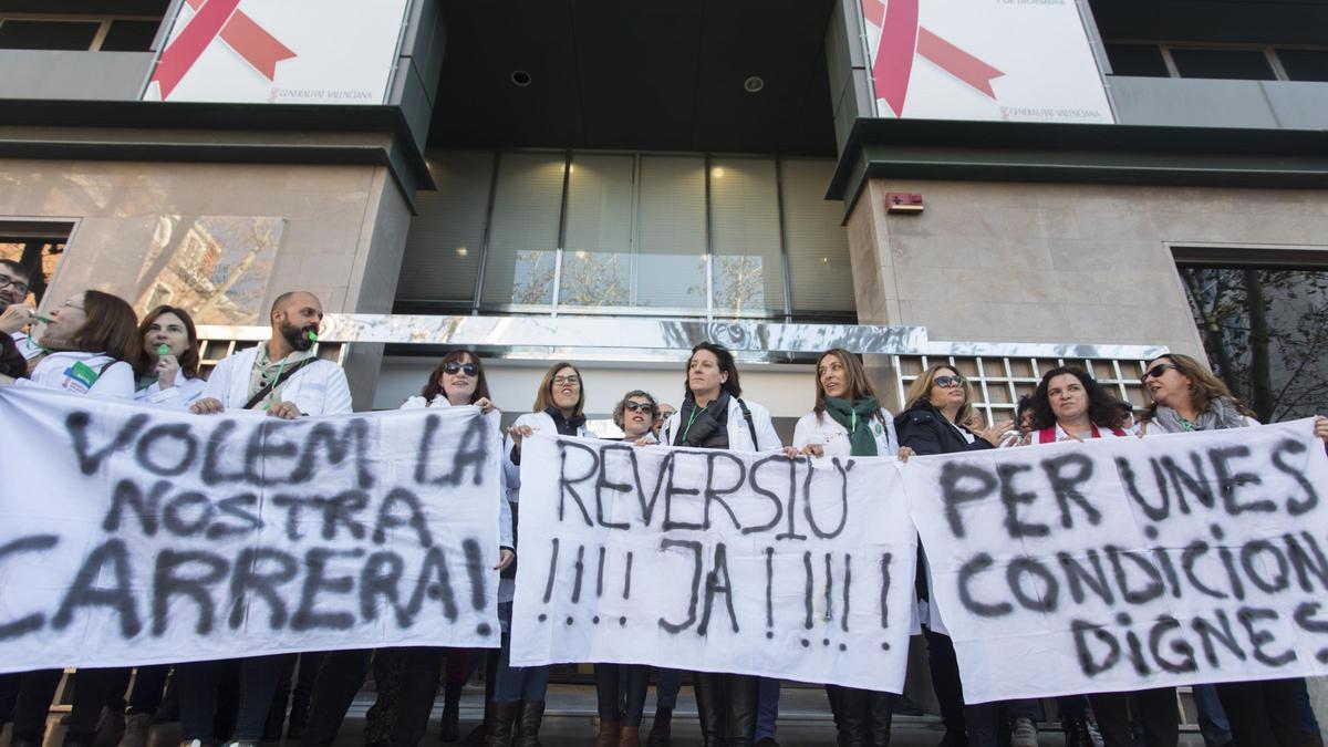 Trabajadoras del hospital de Dénia en una protesta para pedir la reversión ante la Conselleria de Sanidad en 2019.