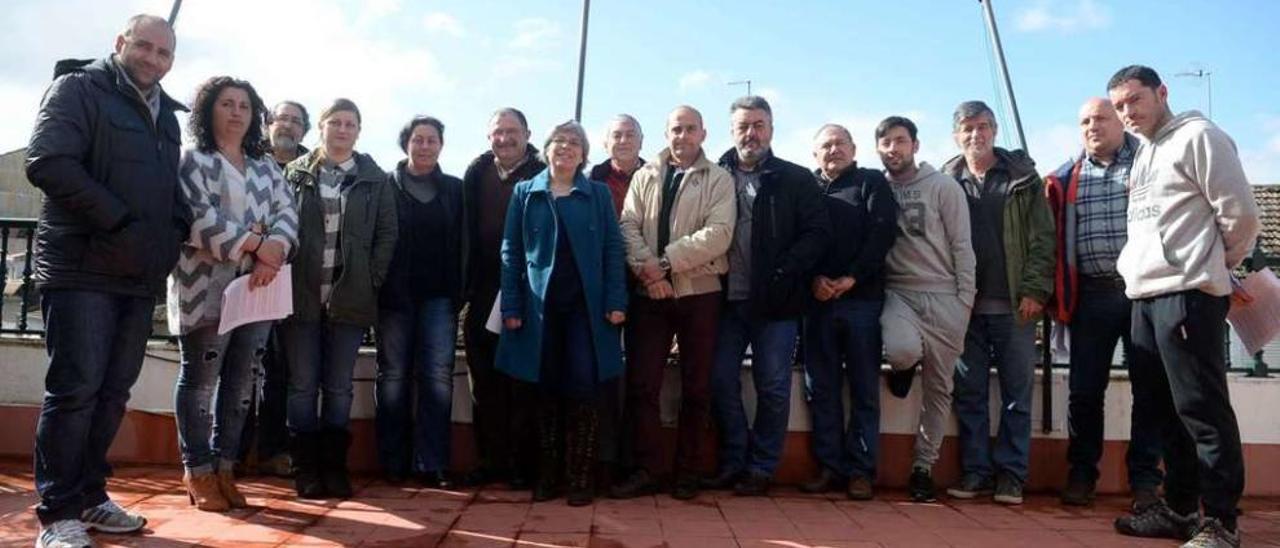 Integrantes de las plataformas y sectores productivos de las rías, ayer en Carril. // Noé Parga