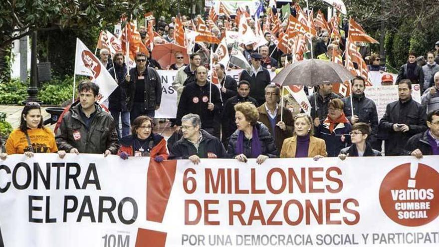 2.000 extremeños marchan contra el paro y los recortes