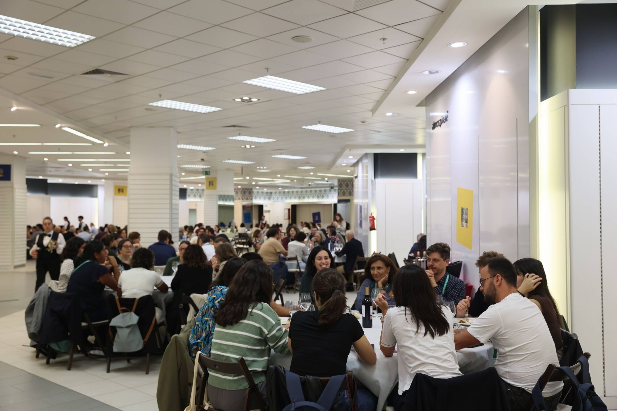 El centro comercial del Calatrava vuelve a abrir sus puertas (por unos días) para dar de comer a más de ochocientos congresistas en Oviedo