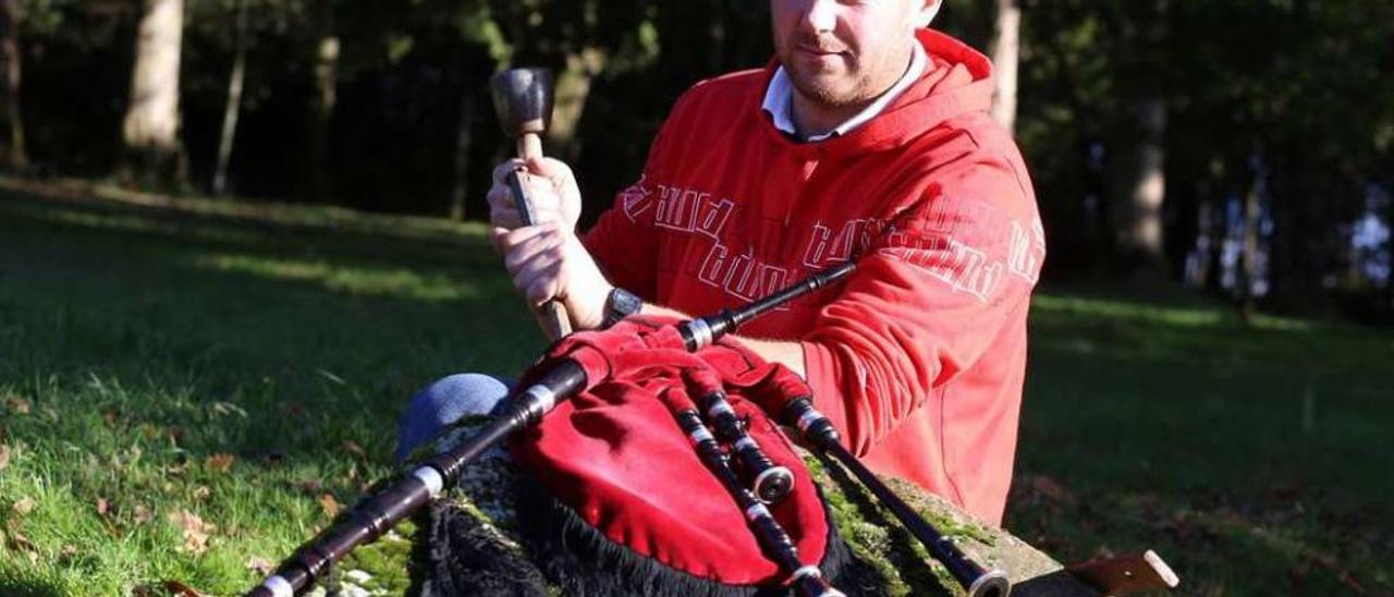 Fernando Rodríguez con sus dos herramientas de trabajo, en la Carballeira do Rodo. // Bernabé/Gutier