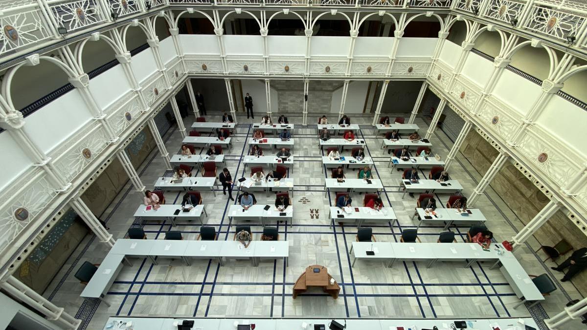 Primer pleno en el Patio de los Ayuntamientos.