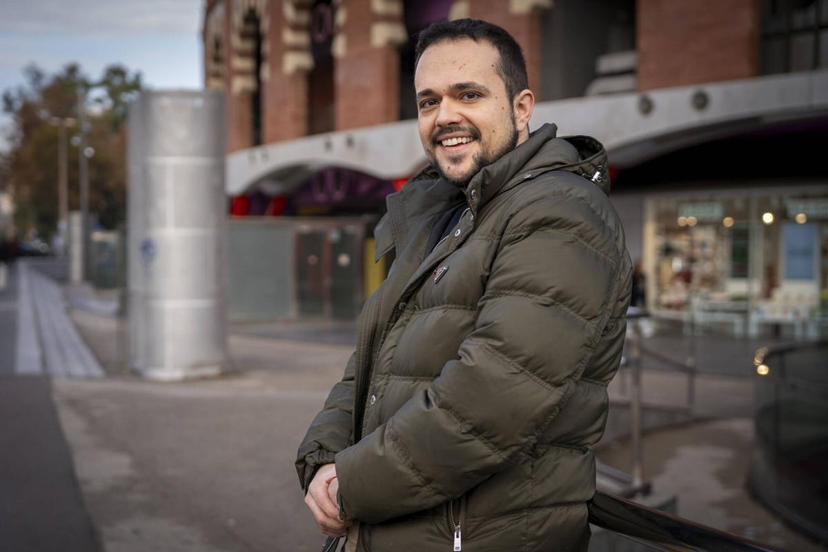 Barcelona. 17 de diciembre del 2025. Venta de lotería de Navidad y ambiente previo al Gordo en la administración de lotería de Las Arenas, que ha repartido varios de los últimos granddes prenios que han tocado en Barcelona, además de retratos de Víctor Fernández, administrador de la lotería. Fotos de Sandra Roman