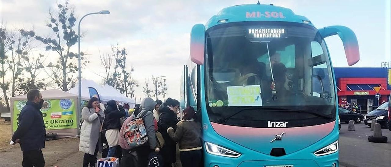 Autobuses ilicitanos en la frontera Polonia-Ucrania