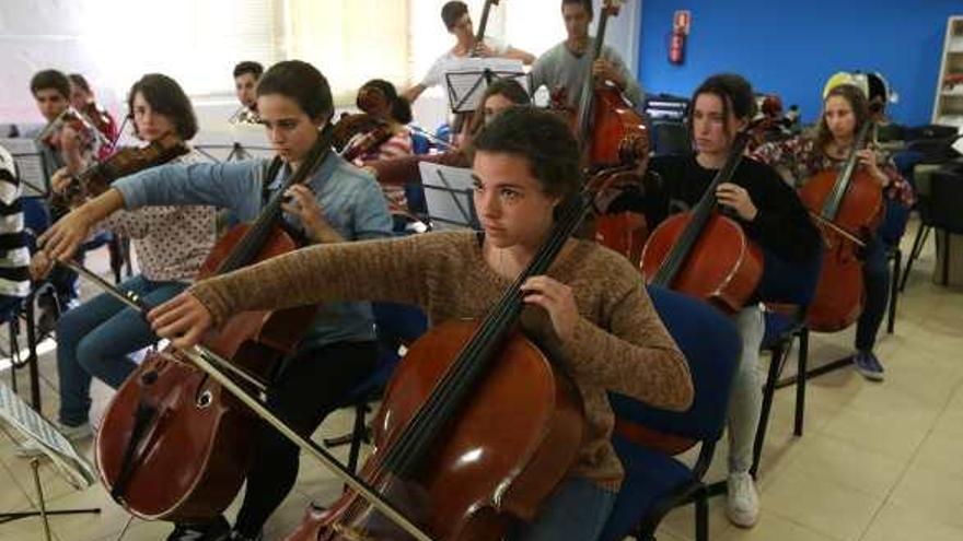 Los músicos de la Orquesta Promúsica ensayan las melodías creadas para sus instrumentos de cuerda.