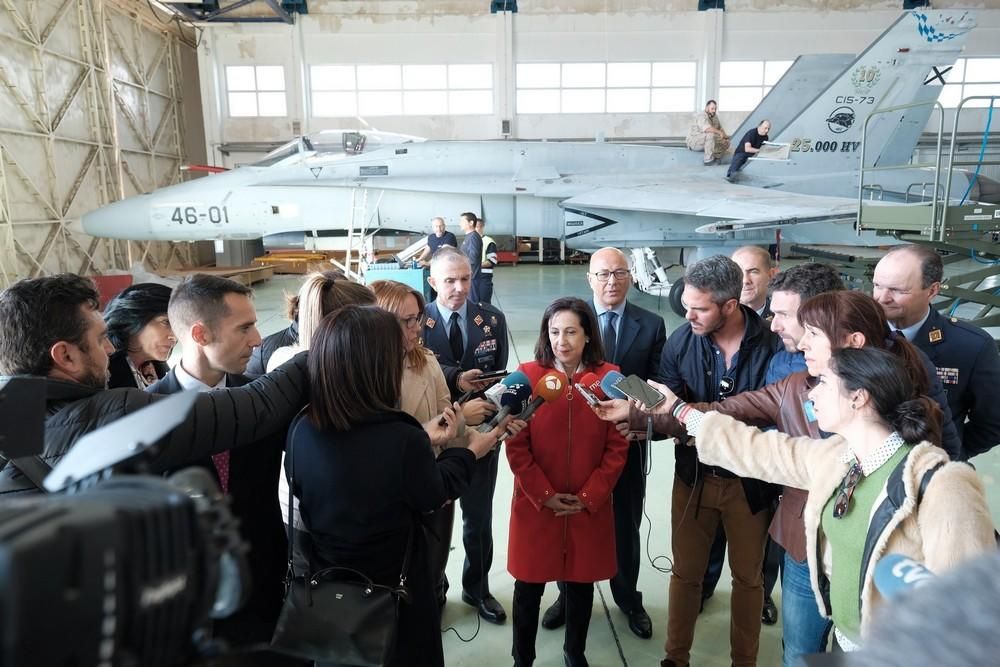 La ministra de Defensa, Margarita Robles, visita la Base Aérea de Gando