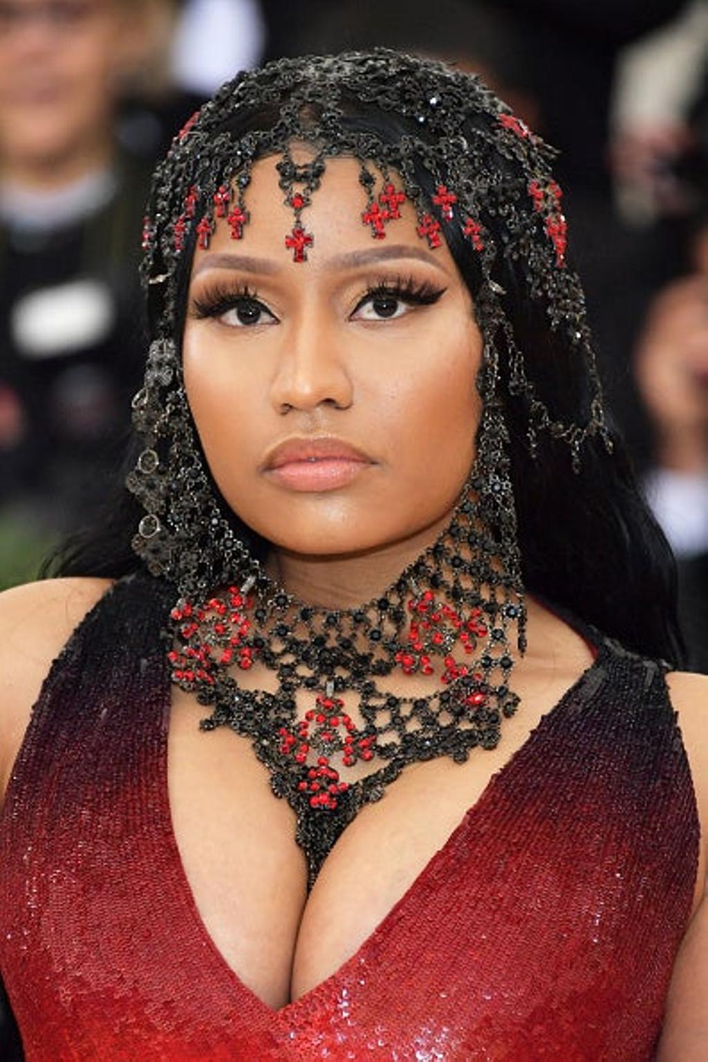 Nicki Minaj, un tanto agobiada con su look de la Gala Met