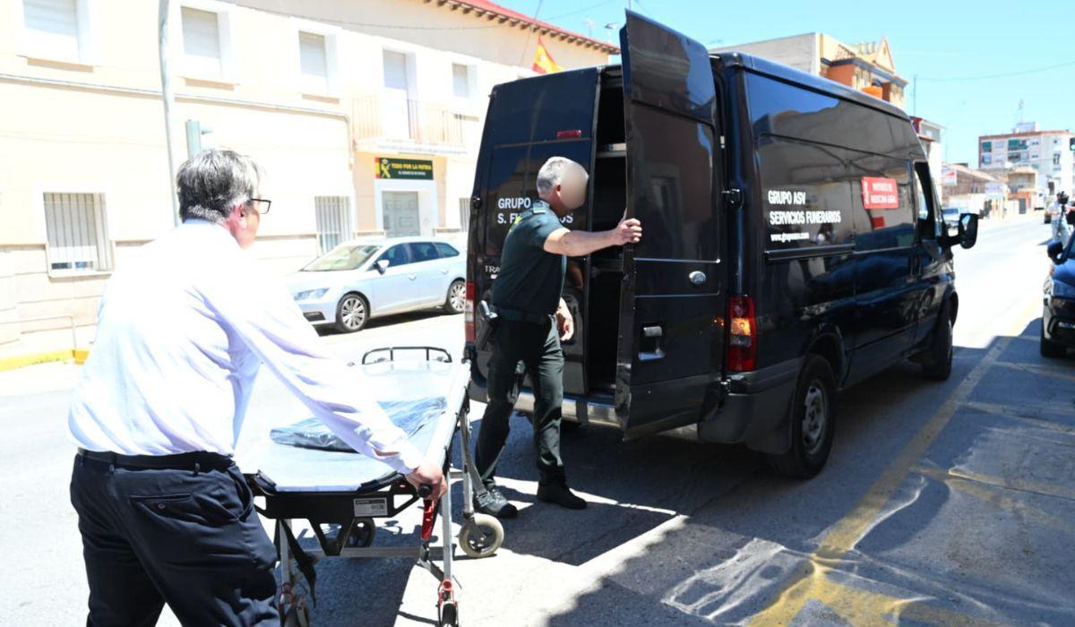 Investigación abierta en el cuartel de Dolores tras hallarse los cuerpos de un guardia civil, su mujer y su hijo