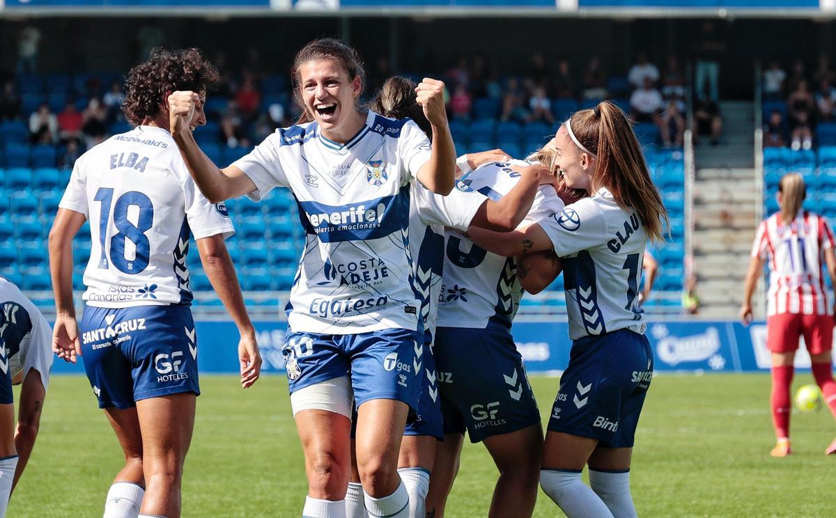 Las jugadoras del Costa Adeje Tenerife celebran su victoria contra el Atlético de Madrid.