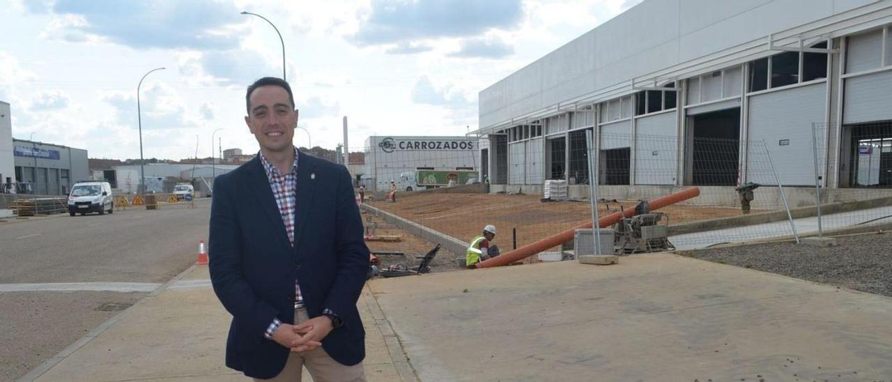 El candidato socialista, Luciano Huerga,  junto a las obras de dos nuevas naves en el CTB. | E. P.