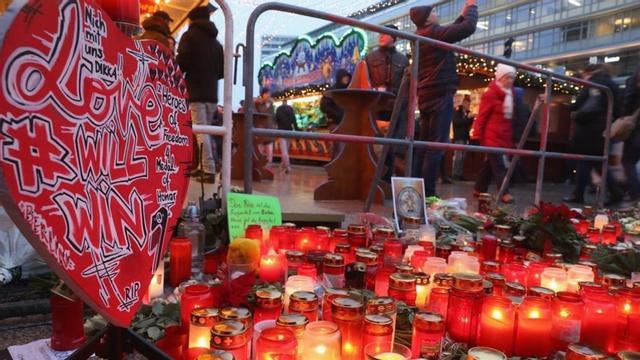 Visitantes caminan en el memorial improvisado en el reabierto mercadillo navideño de Breitscheldplatz, este jueves.
