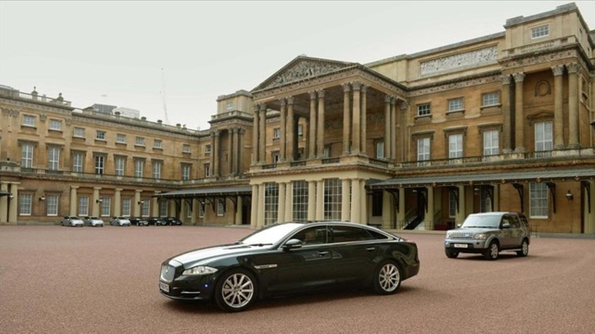 Cameron sale del palacio de Buickingham tras reunirse con la reina, este lunes.