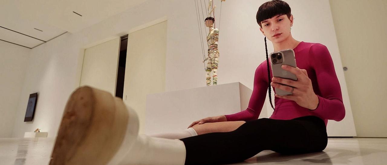 El artista Filip Custic junto a una de sus piezas en la Galería Bibli.