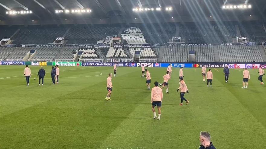 El Barça entrena y Rafa Yuste muestra el pulgar hacia arriba a los medios