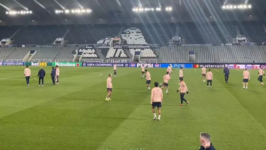 El Barça entrena y Rafa Yuste muestra el pulgar hacia arriba a los medios