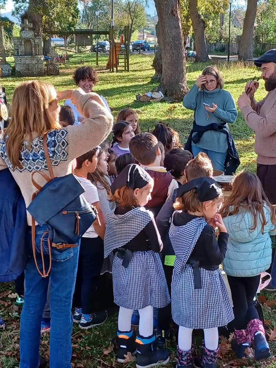 Entre castañas, zancos y gaitas en el amagüestu del CRA Les Mariñes, en Villaviciosa
