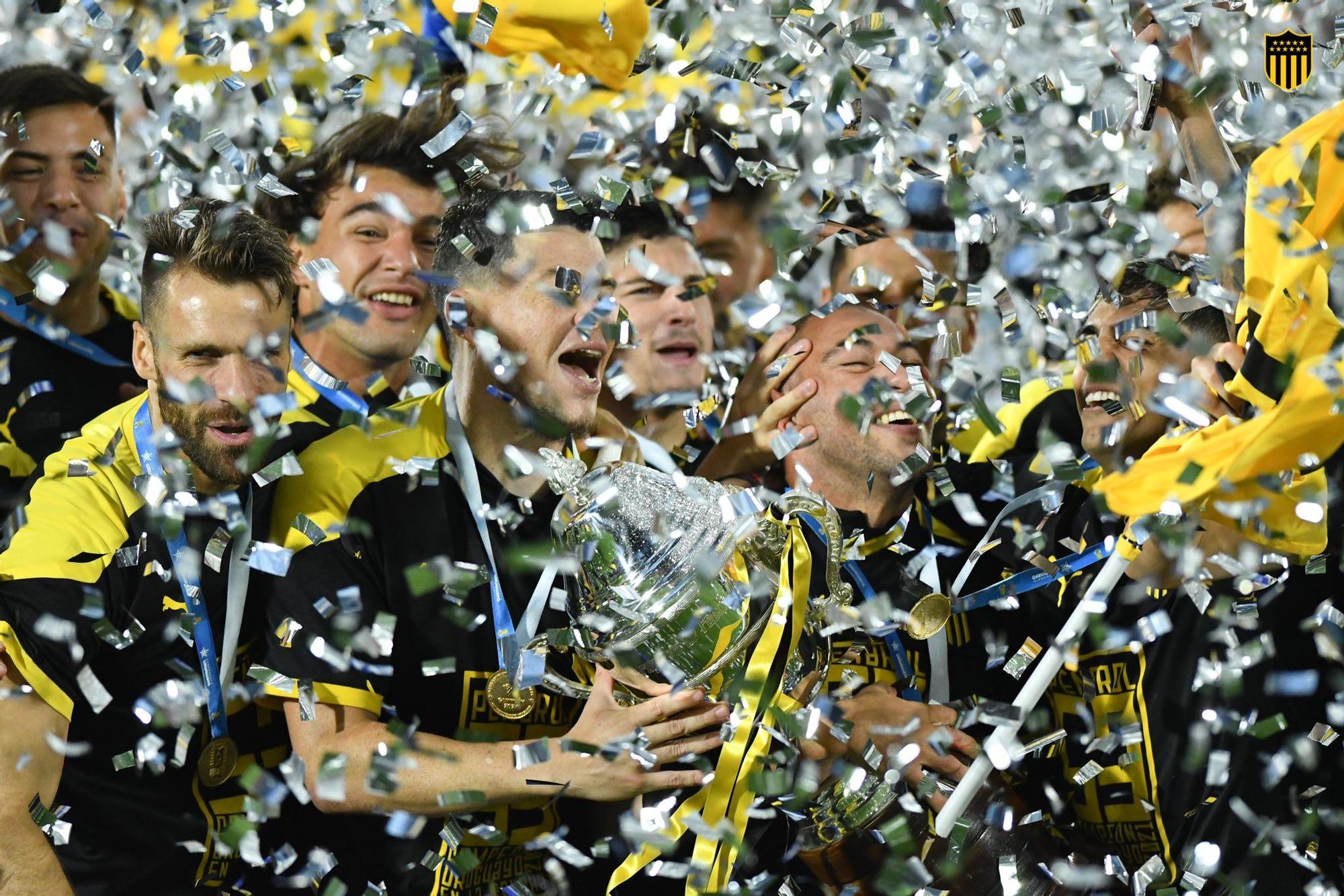 Los jugadores del Peñarol celebran su título.