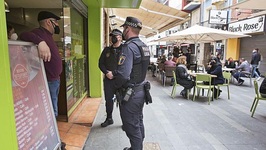 La Policía, en el entorno de Castaños, este pasado lunes.