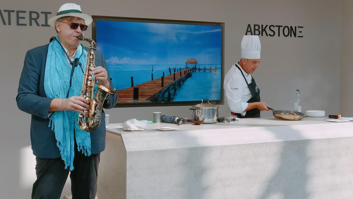Un saxofonista y un cocinero para captar la atención en la feria.
