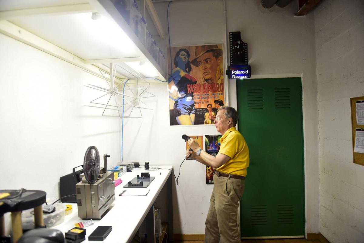 Ignacio Benedeti trabaja en su estudio recuperando los archivos de Paco Rabal