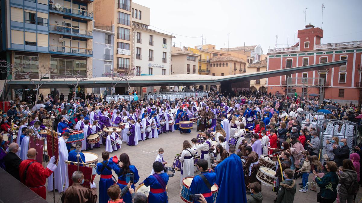 La plaza Major acogió el final de esta tradición de la Semana Santa vila-realense.