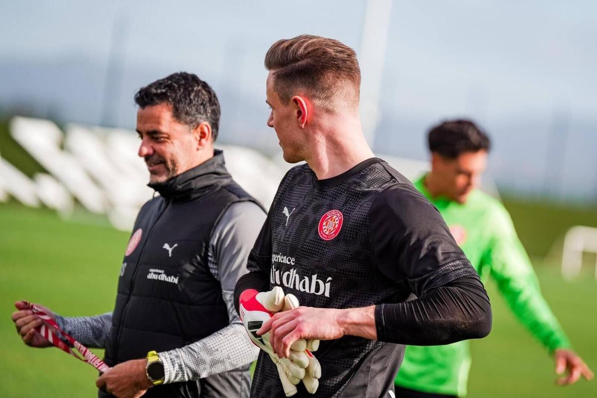 Ter Stegen habla con Míchel después de un entrenamiento con el Girona.