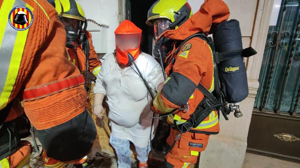 La vecina fue evacuada por los bomberos quienes la subieron a la terraza por la gran cantidad de humo.