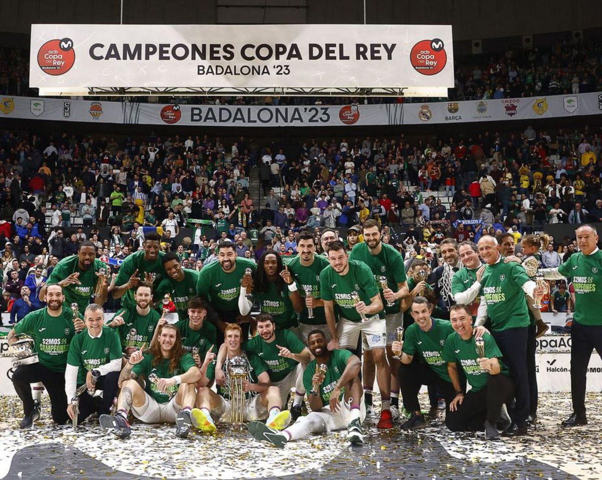 Ibon Navarro, en un tiempo muerto con los jugadores del Unicaja, en un partido de Copa del Rey. | ACBPHOTO