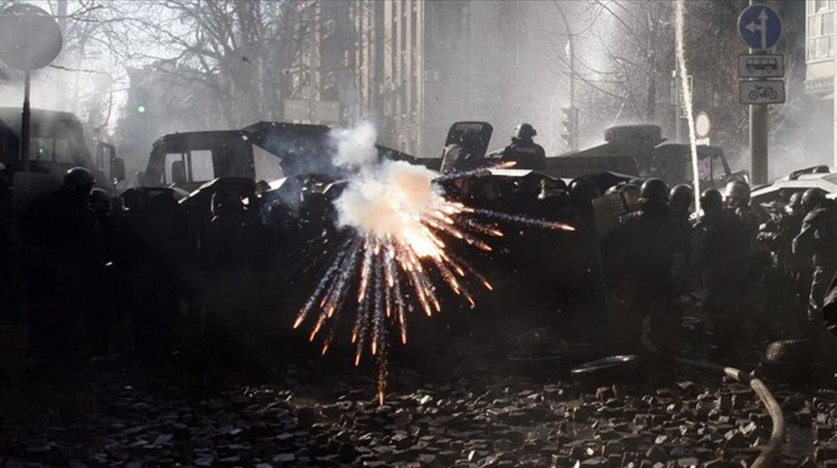 Un artefacto explosivo impacta sobre agentes de la policía ucraniana.