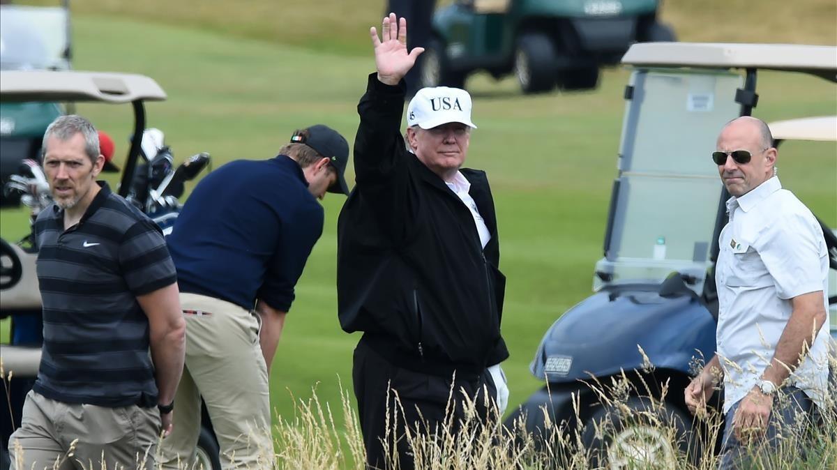 zentauroepp44306668 us president donald trump  c  gestures as he walks during a 180714163209