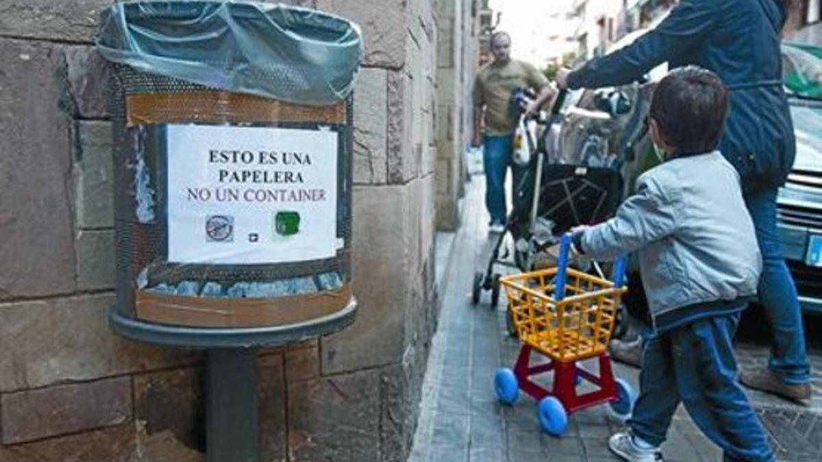 Un aviso en una papelera de la calle Mare de Déu del Remei, el domingo.