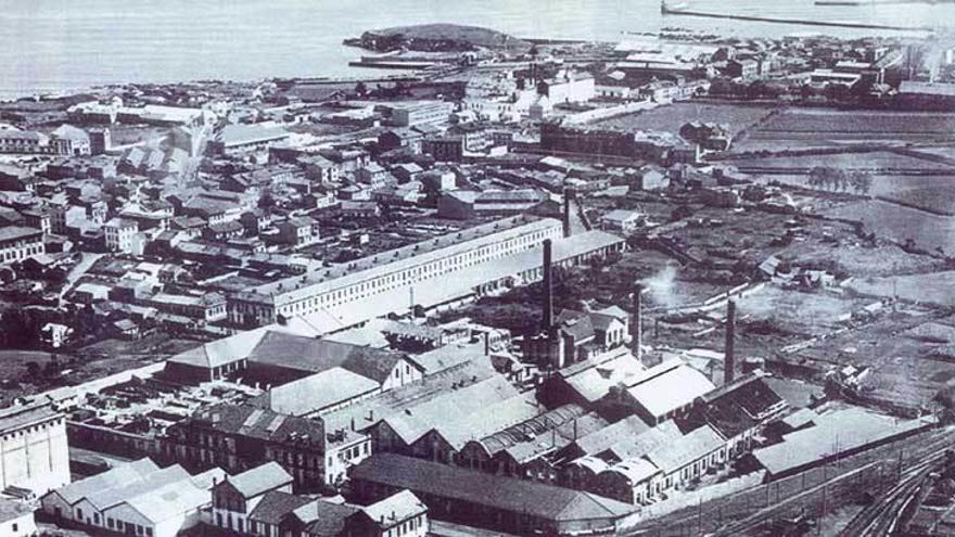 En primer término, instalaciones de Gijón Fabril en La Calzada, con el Callejón a su izquierda, en los años 50.