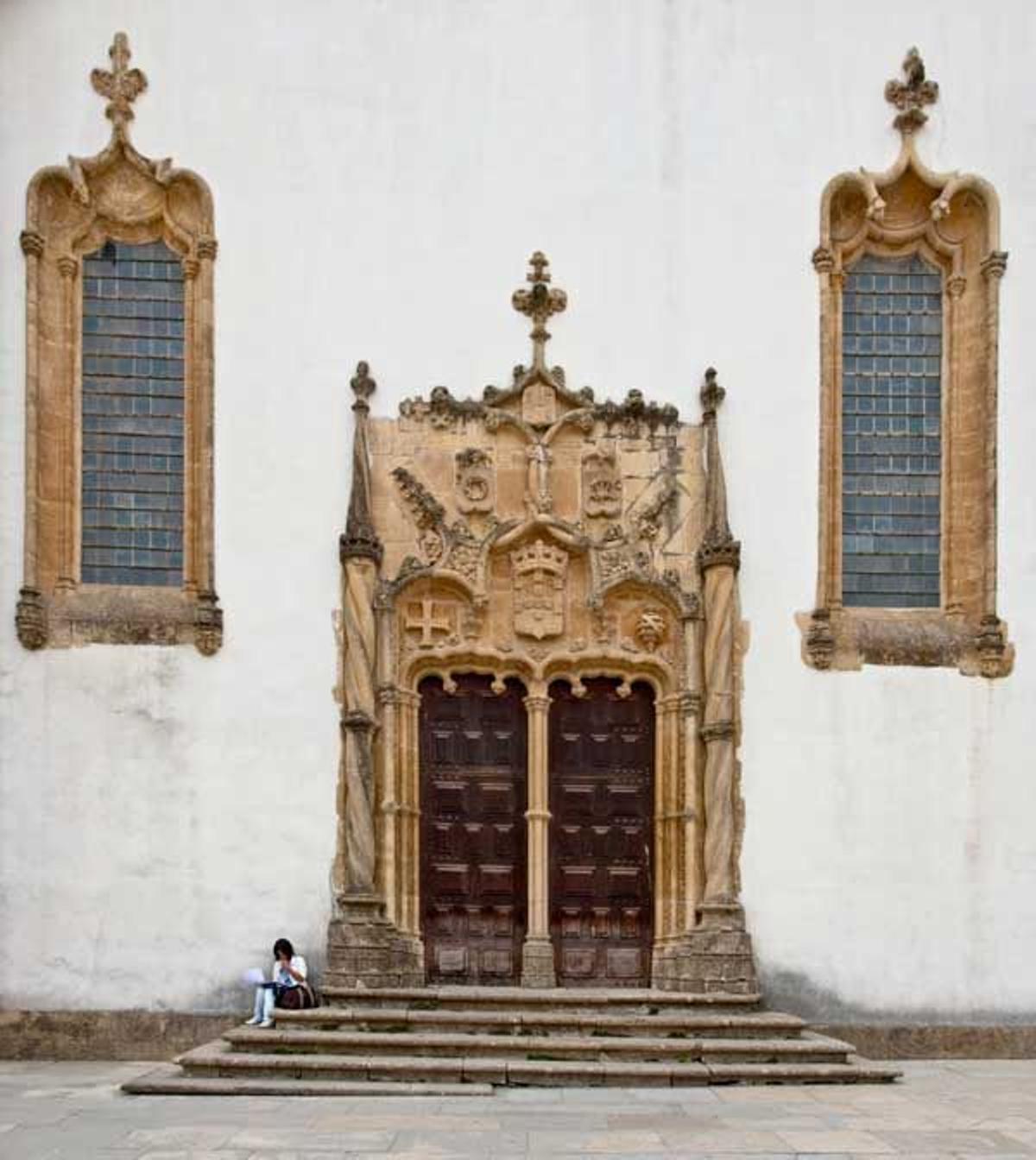 Puerta ornamentada en la Universidad de Coimbra.