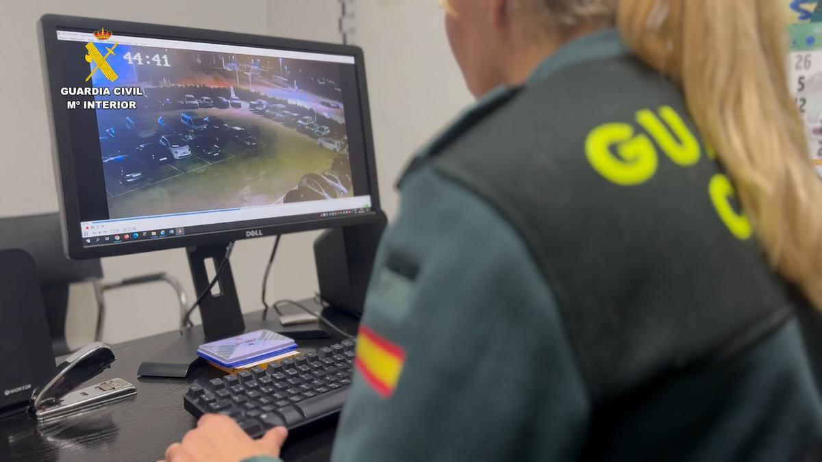 Visionado de las cámaras de seguridad por la Guardia Civil.