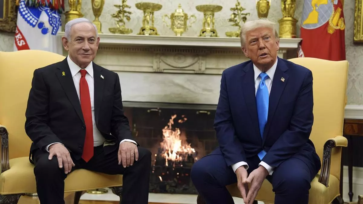 Trump dice que EEUU va a "tomar control de Gaza" y sugiere recolocar permanentemente a los palestinos