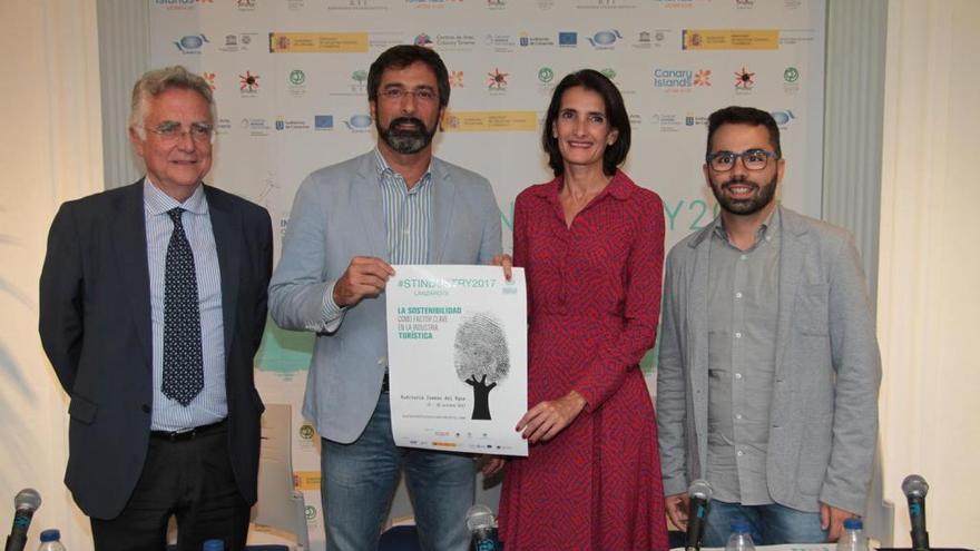 De izquierda a derecha, Tomás Azcárate, Pedro San Ginés, Mariate Lorenzo y Echedey Eugenio, esta tarde, durante la presentación de la cumbre internacional de turismo sostenible en El Almacén.