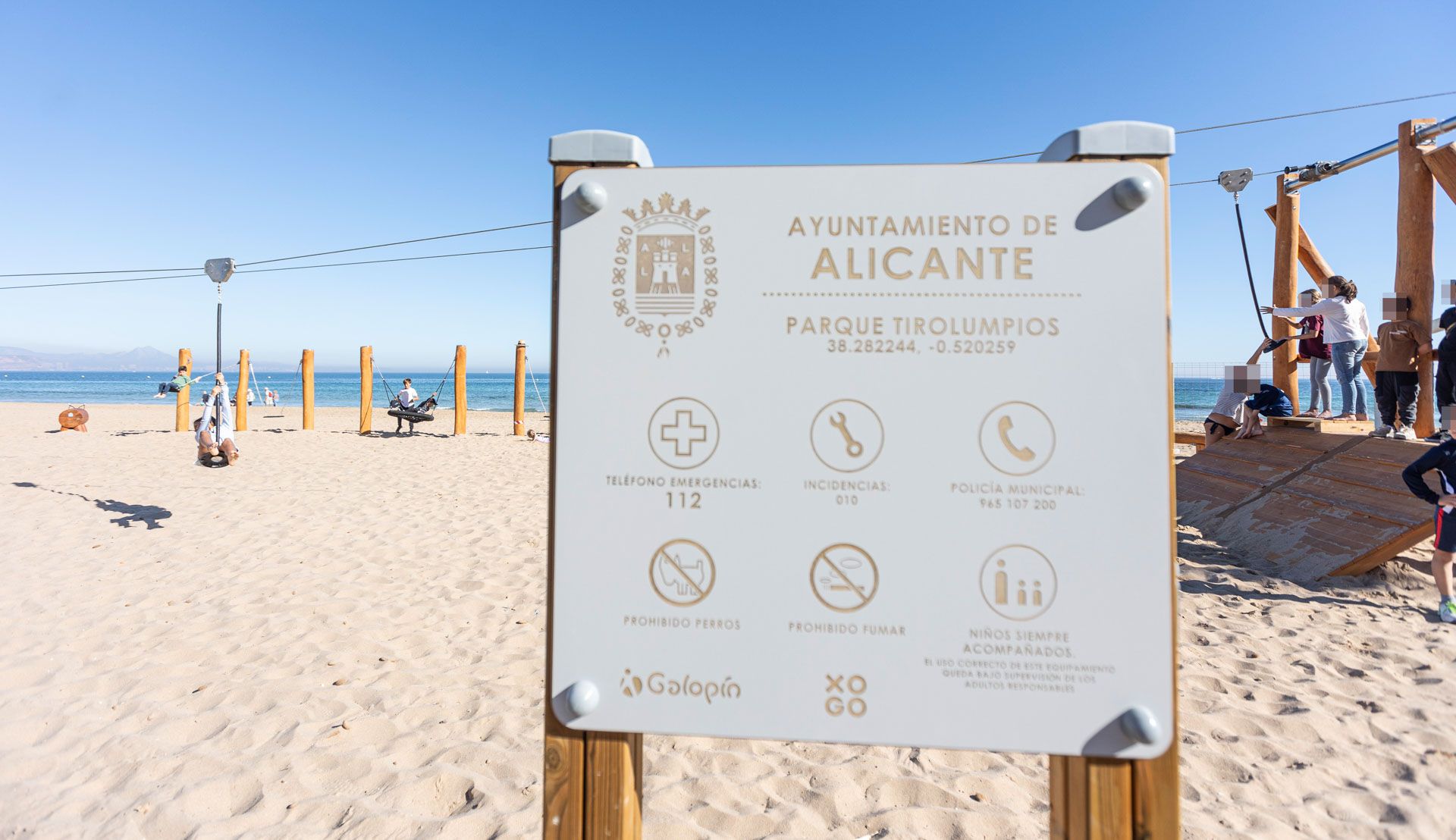 Así son los nuevos juegos infantiles en las playas de Alicante