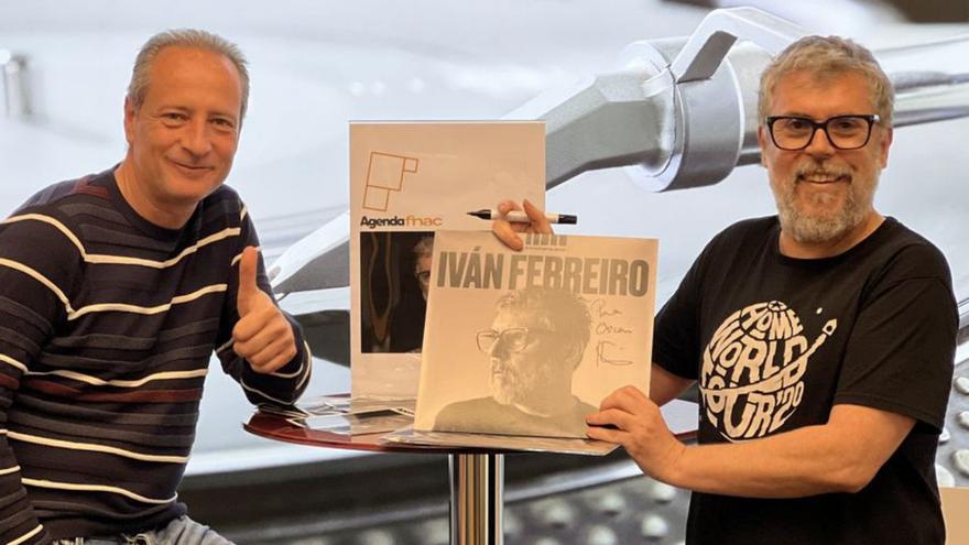 Iván Ferreiro, con uno de sus fans en la firma.