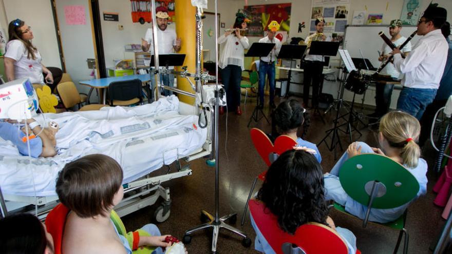 Integrantes de la orquesta ADDA Simfònica, ayer, durante su intervención en el Hospital General de Alicante.