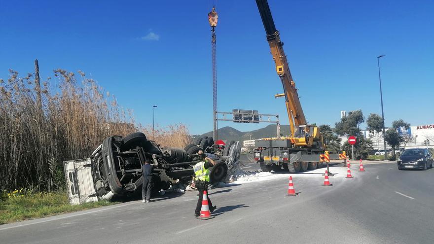 Espectacular accidente de un camión de gran tonelaje en la entrada de Ibiza