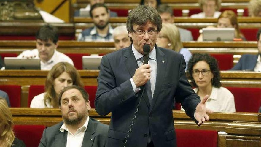 Puigdemont, ayer, en la sesión de control al Gobierno catalán. // Efe