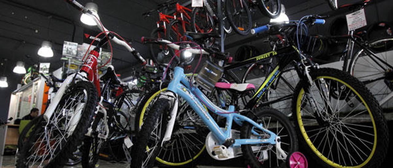 Bicicletas para diversas edades en una tienda viguesa especializada