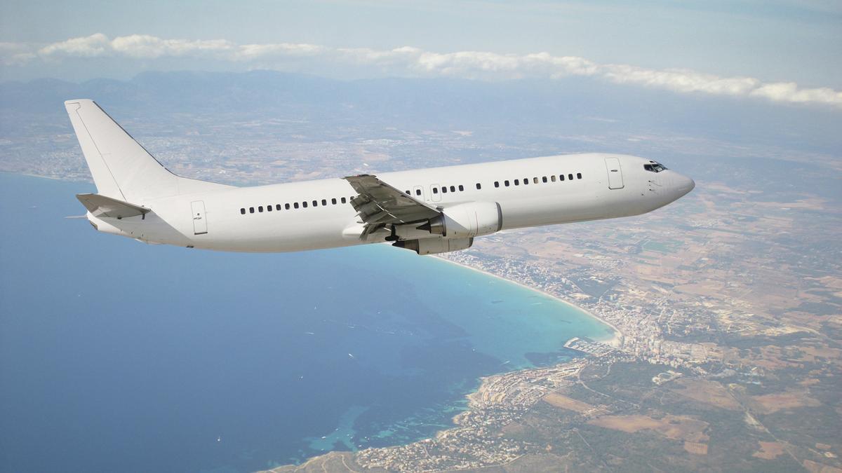 un avión en pleno vuelo sobre Mallorca