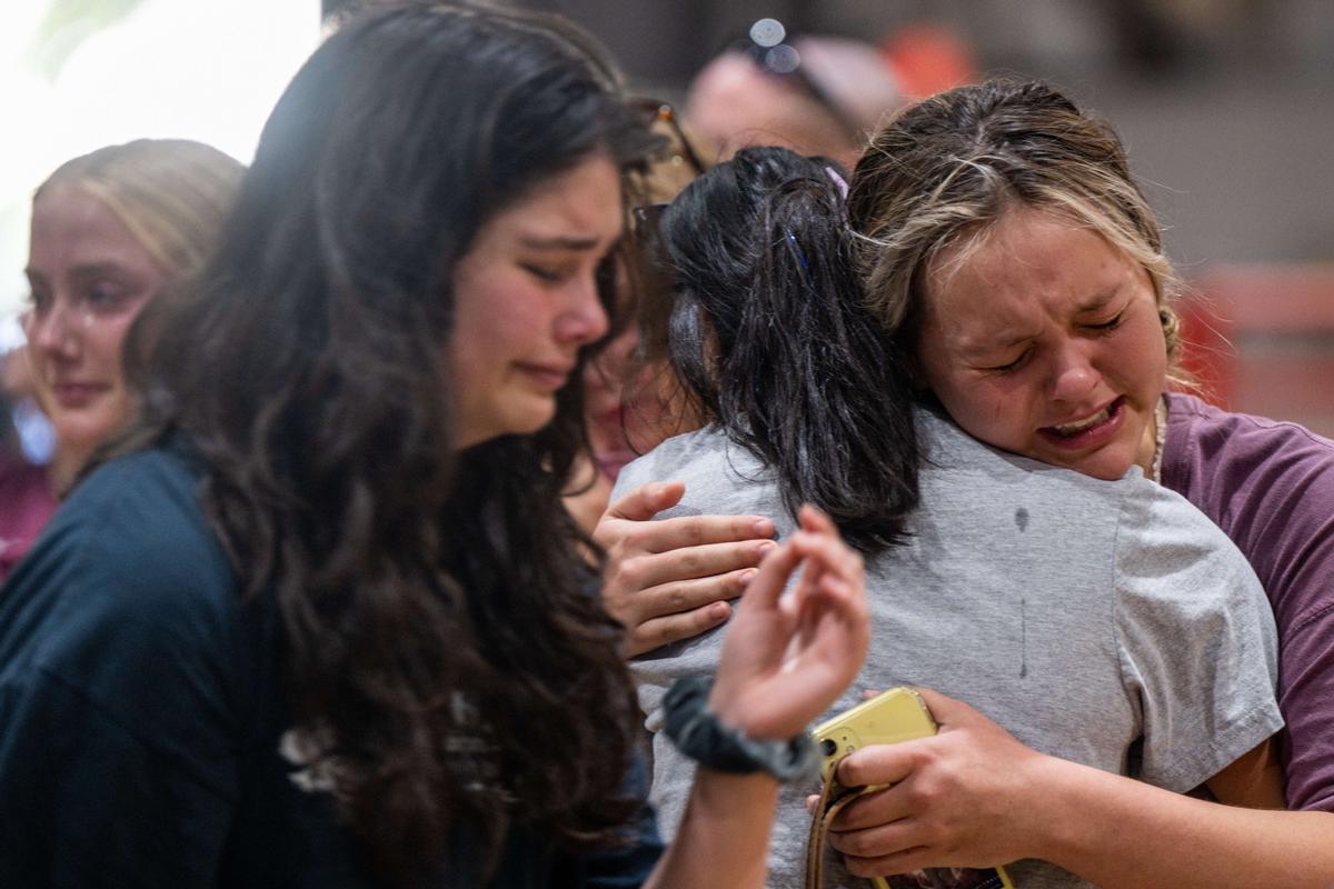 Los miembros de la comunidad lloran juntos en una vigilia por las 21 víctimas del tiroteo masivo en la Escuela Primaria Rob el 25 de mayo de 2022 en Uvalde, Texas.