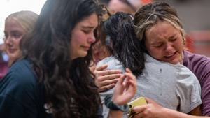 Los miembros de la comunidad lloran juntos en una vigilia por las 21 víctimas del tiroteo masivo en la Escuela Primaria Rob el 25 de mayo de 2022 en Uvalde, Texas.