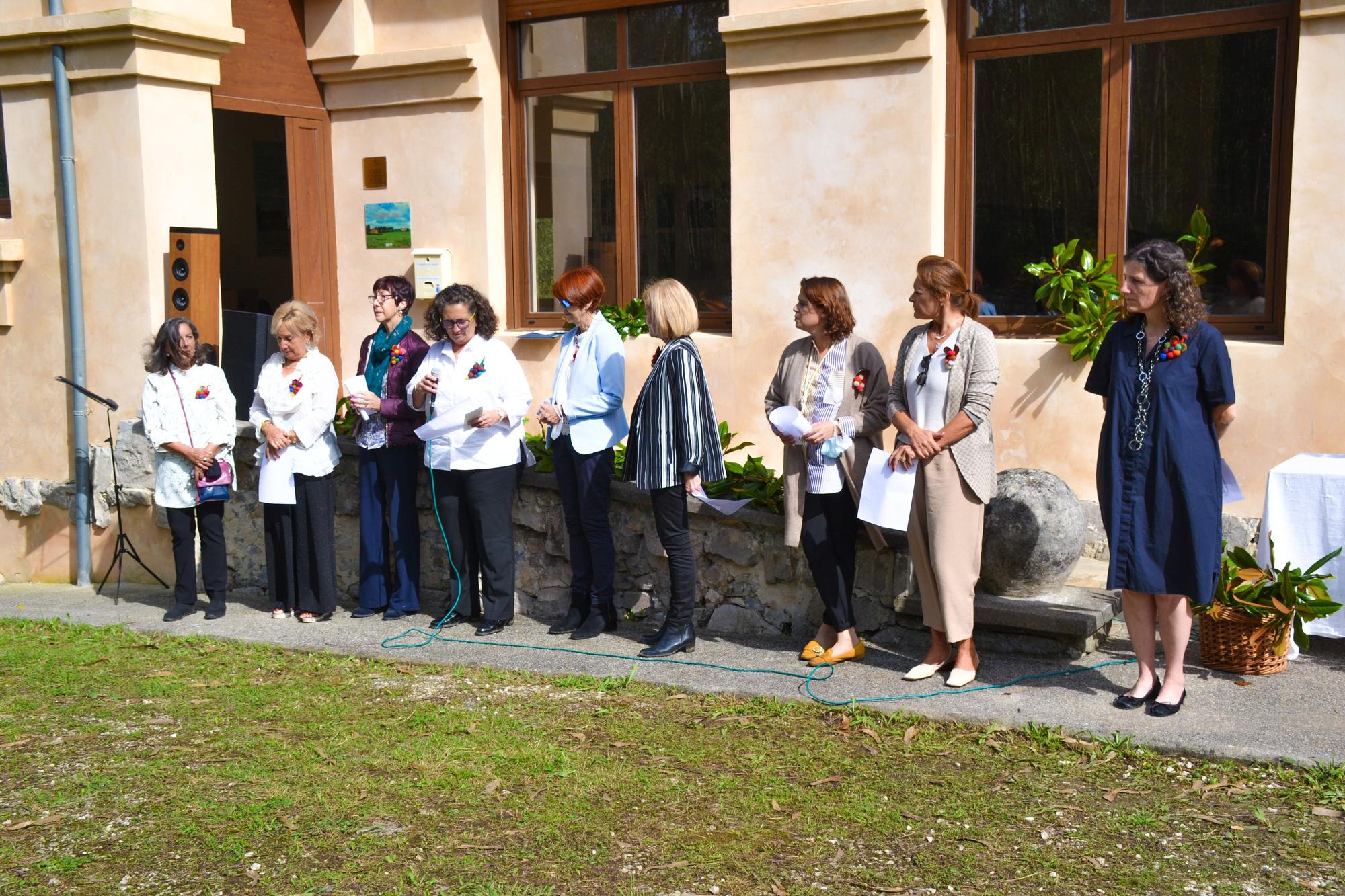 Las componentes de la tertulia &quot;El Garabato&quot;, durante la lectura conjunta de un escrito realizado por ellas y dedicado a Menchu Álvarez del Valle.