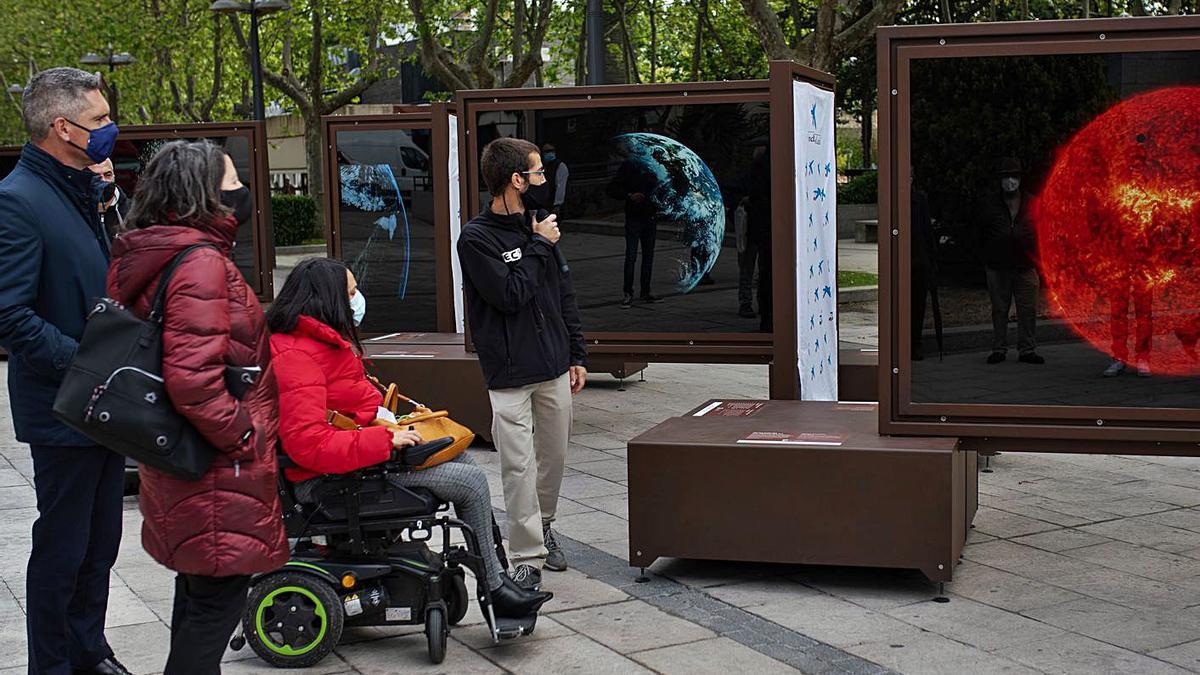 Kike Herrero, comisario de la exposición, realiza una visita guiada por las fotografías.