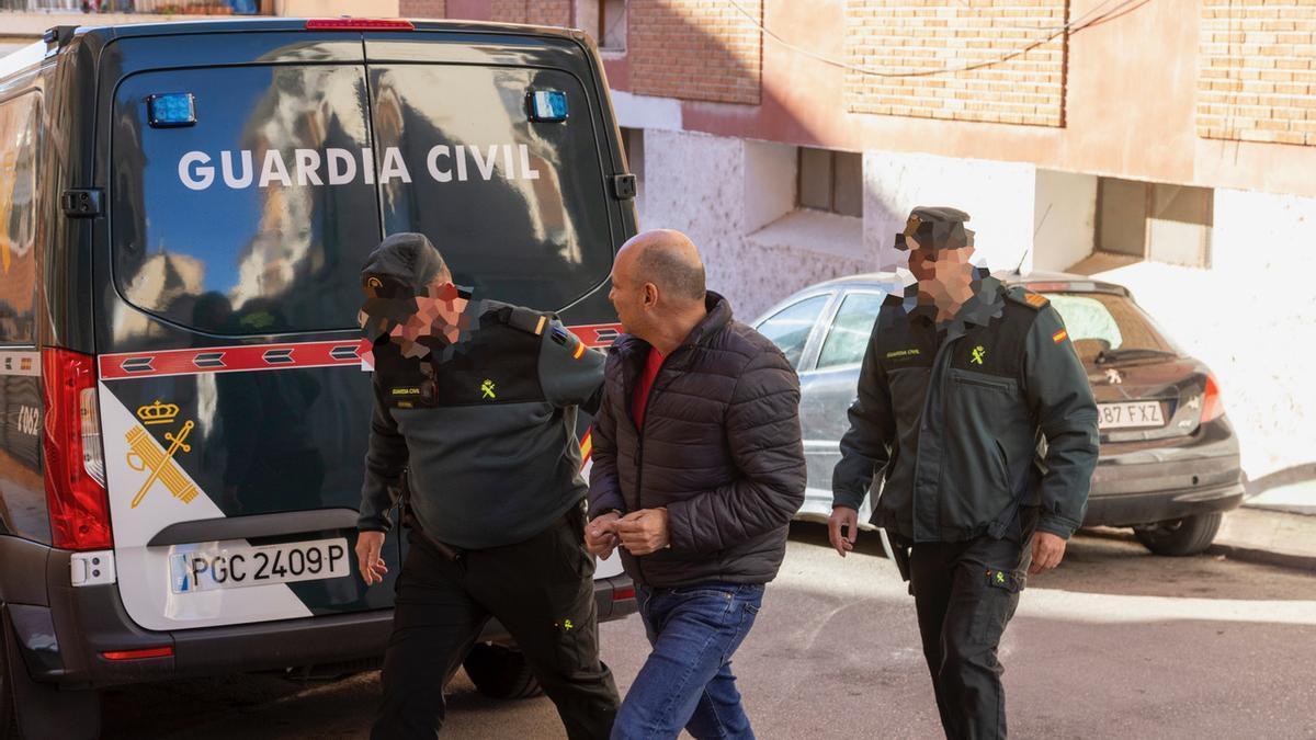 Uno de lo detenidos en la nave de Cehegín (Murcia) con 1.300 kilos de cocaína, ayer, a su llegada al juzgado de Caravaca de la Cruz.