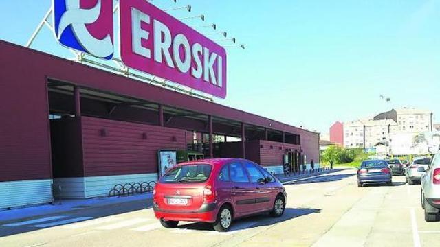 El hipermercado Eroski de Ponteareas, ubicado a la entrada de la localidad.  // D.P.
